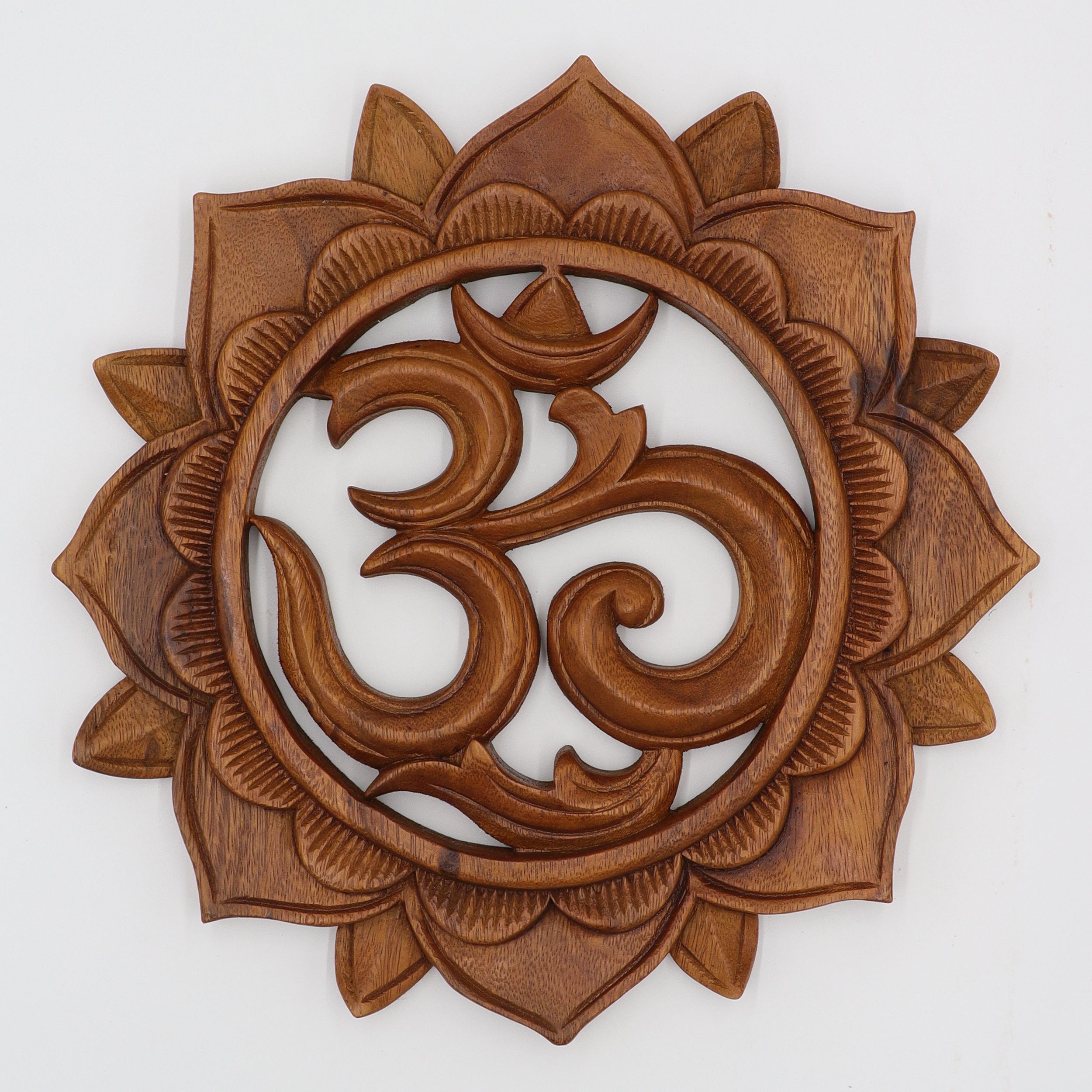 Wandbild aus Holz - Om mit Lotus - ca. 30 cm Ø - 100% Suar Holz - aufwendig von Hand geschnitztes Om - wundervolle Wanddekoration mit einzigartiger Musterung für Deine Wohlfühloase - echte Handarbeit aus Indonesien - V02