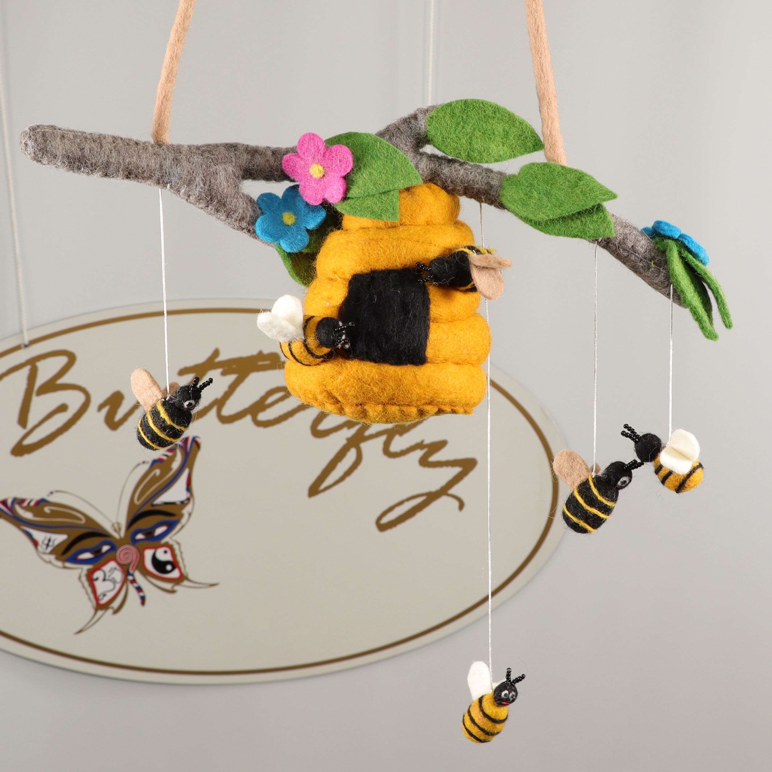 Mobile aus Filz - Zweig mit Bienen und Korb - 100% Wolle - farbenfrohes  Windspiel zum Sehen, Fühlen, Sinne fördern - süße Deko für Baby- und  Kinder-Zimmer - echte Handarbeit mit viel